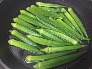 3、横行霸道之～螃蟹秋葵,放入秋款煮1分钟捞起沥干水