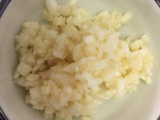 7、横行霸道之～螃蟹秋葵,切成蒜末，备用