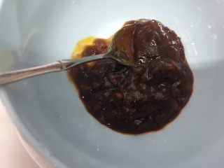 8、横行霸道之～螃蟹秋葵,用一小碗，放入拌面酱