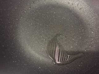 11、横行霸道之～螃蟹秋葵,中火，热锅，锅热后放入8g油，