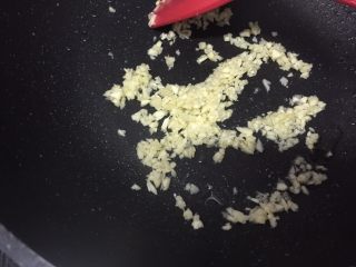 12、横行霸道之～螃蟹秋葵,放入蒜末爆香