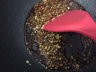 13、横行霸道之～螃蟹秋葵,倒入已备好的酱料