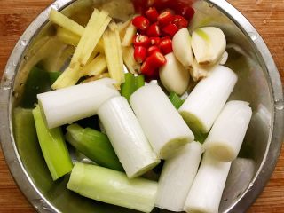 1、秘制川香羊排焖萝卜,京葱切段,姜切丝,小米椒切粒,蒜瓣切开备用