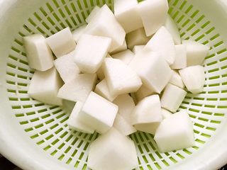 2、秘制川香羊排焖萝卜,白萝卜去皮洗净切块