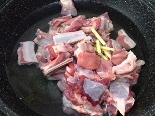 3、秘制川香羊排焖萝卜,羊排切段加入花椒和姜丝,适量清水煮沸焯水