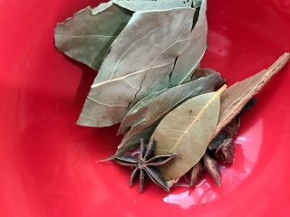 5、秘制川香羊排焖萝卜,八角桂皮香叶清洗一下