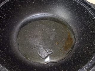 7、秘制川香羊排焖萝卜,小火炒至白糖溶化冒小泡,冒泡后马上关火,不然容易糊