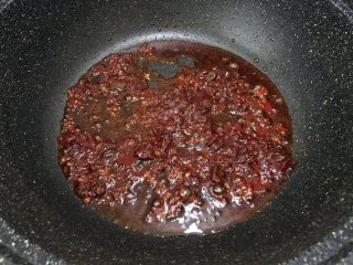 9、秘制川香羊排焖萝卜,翻炒出红油来