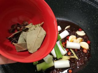 11、秘制川香羊排焖萝卜,放入八角桂皮香叶