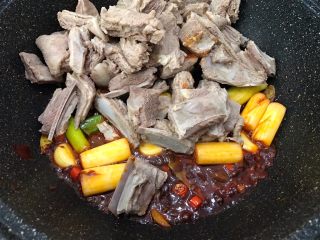 14、秘制川香羊排焖萝卜,放入沥干水分的羊排转中火翻炒上色