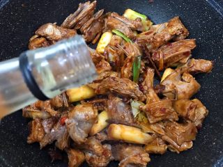 15、秘制川香羊排焖萝卜,加入两大勺子料酒