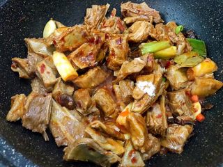 16、秘制川香羊排焖萝卜,加入适量盐调味