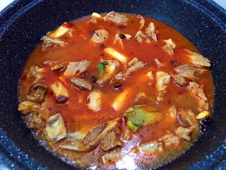 17、秘制川香羊排焖萝卜,加入清水,先大火烧开再转小火盖上盖子焖30分钟左右(如果用高压锅的话水量刚刚莫过羊排即可,萝卜再铺上去压25分钟就可以了)