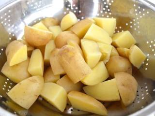 1、咖喱烤鸡土豆沙拉, 土豆，洗净切成大块，水烧开加盐，把土豆煮熟。