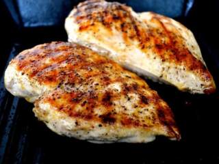 2、咖喱烤鸡土豆沙拉,用盐和胡椒粉给鸡胸调味，烤熟。备用。