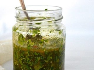 3、咖喱烤鸡土豆沙拉,把橄榄油、糖、大蒜、柠檬汁、香菜、辣椒、咖喱粉、盐和胡椒粉混合在一起。