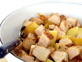 4、咖喱烤鸡土豆沙拉, 把鸡肉切成块，再拌上土豆、烤山核桃。