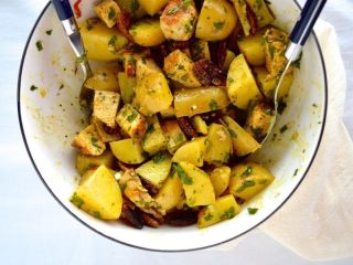 6、咖喱烤鸡土豆沙拉,搅拌均匀。