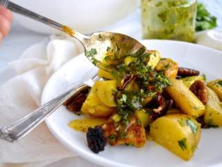 8、咖喱烤鸡土豆沙拉,酱汁特意多调了一些，吃的过程中可以再配。