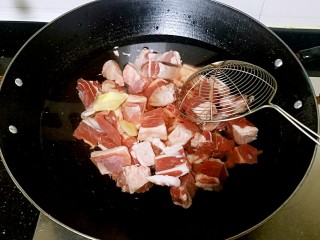 2、滋味羊肉煲,冷水下锅，放入姜片，酒，羊肉焯一会，看到很多漂浮物后，将羊肉倒出，用清水冲洗备用。