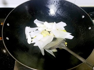 4、滋味羊肉煲,加入大葱爆炒一下。