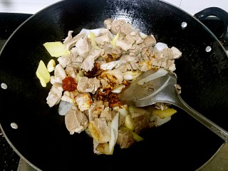 6、滋味羊肉煲,加入柱候酱，花生酱，红腐乳，酱油，酒，冰糖。（盐后放，这步不放）