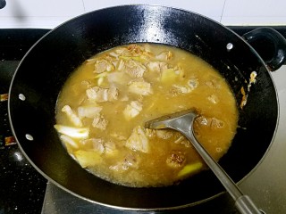 7、滋味羊肉煲,加入高汤或者清水，要没过羊肉。