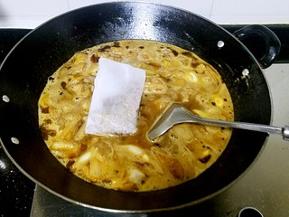 8、滋味羊肉煲,加入香料包，盖上锅盖焖40分钟。