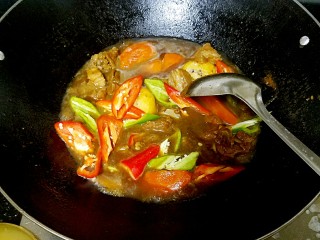 12、滋味羊肉煲,焖得差不多了就可以加入青红椒，辣椒不要太早放，焖烂了不好看，会降低颜值。