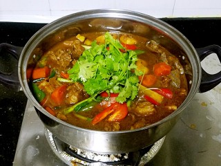 14、滋味羊肉煲,如果直接用来打火锅的话，汤汁要多一些，吃完羊肉后可以加入青菜或面筋等配菜煮食。