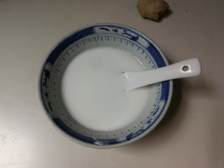 6、蚕豆冬瓜汆汤圆子,放入六勺清水搅匀