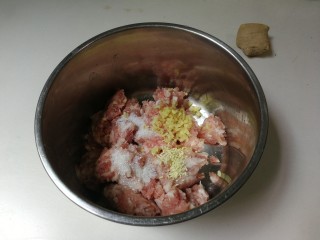 11、蚕豆冬瓜汆汤圆子,放入姜末,葱花