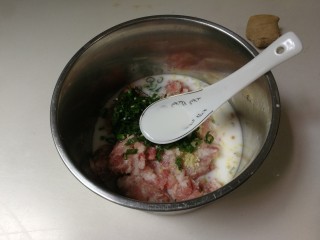 12、蚕豆冬瓜汆汤圆子,放入玉米淀粉水