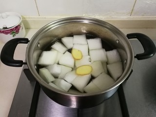 14、蚕豆冬瓜汆汤圆子,锅中放入冬瓜和姜片烧开