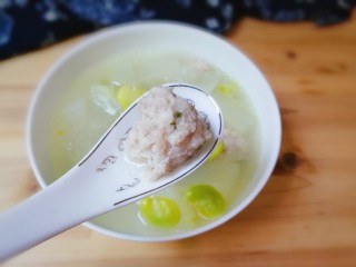 21、蚕豆冬瓜汆汤圆子,看!肉圆嫩嫩的好吃!