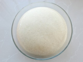 4、热狗面包,待面团发酵至原来的2.5倍大