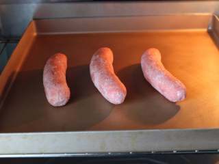 12、热狗面包,将热狗肠放进170度预热好的烤箱中烤约15分钟,也可以用煎锅煎熟