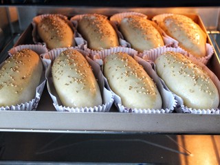 10、热狗面包,烤箱提前上下火170度预热,将烤盘放入中层烤15分钟左右。表面上色后可以加盖一层锡纸,以免颜色过深