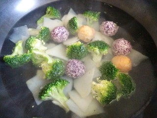 5、麻辣香锅,丸子半熟就可以放蔬菜了