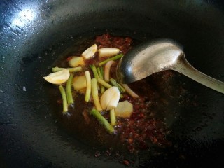 9、麻辣香锅,接着放入葱蒜炸香