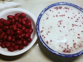 2、红豆粽子,红枣清洗干净