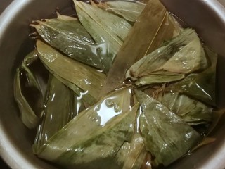 3、红豆粽子,干粽叶清洗干净水煮至粽叶变软，关火之后泡在水里 备用。