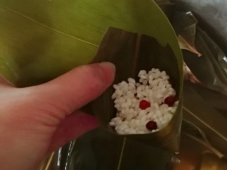 6、红豆粽子,先放入一颗红枣，再放一层红豆糯米。