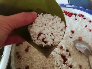 8、红豆粽子,再放入红豆糯米 补充剩余空间