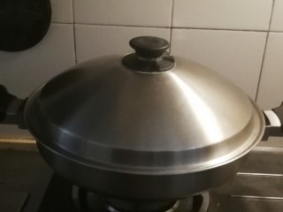 14、红豆粽子,放入锅中，注入清水 水量盖过粽子 大火烧开转中小火闷煮40到60分钟左右 关火焖两个小时，会更加软糯。