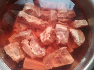 1、电饭煲-酱焖排骨,排骨用清水浸泡出血水。