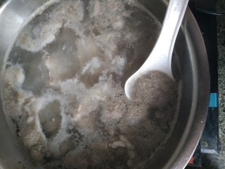 2、电饭煲-酱焖排骨,上过焯水撇去浮沫