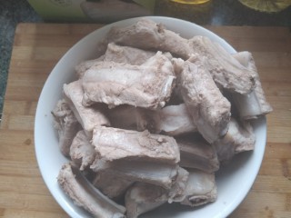 3、电饭煲-酱焖排骨,焯好的排骨清洗干净，放一边备用。