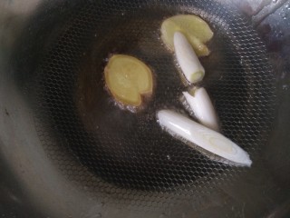 4、电饭煲-酱焖排骨,锅中放油，下葱姜爆香。也可以加点花椒粒炝锅。