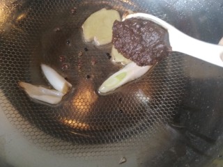 5、电饭煲-酱焖排骨,加入一大勺黄酱。